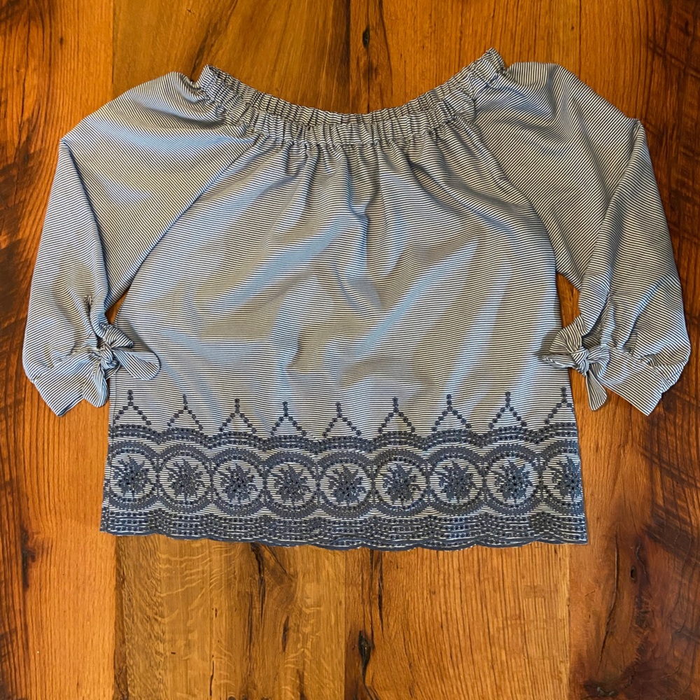 New Directions Sweet Blue & White Striped Top, Fun Embroidery at Hem, Sz Medium